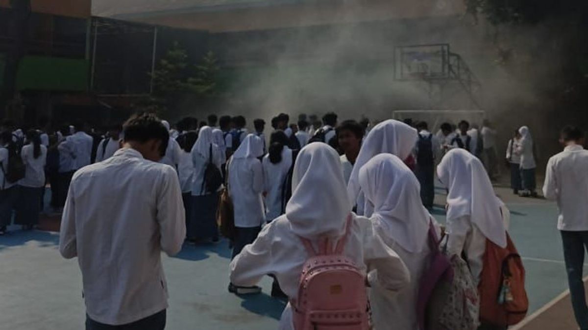 学校は、SMAN 6 Kebayoran Baruで火を消すために使用される期限切れの消火器についてチェックされます