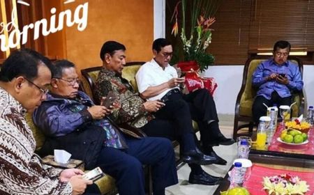 JK, Luhut, Wiranto, Darmin Nasution, hingga Pratikno Tidak Berbicara Satu Sama Lain dan Malah Asyik Main Handphone, Peter