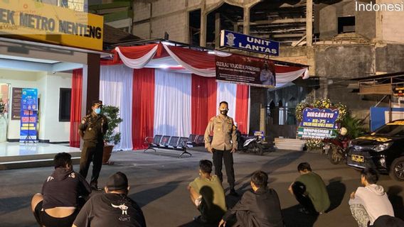 Jangan Ditiru! Polisi Tangkap Puluhan Pemuda Pemain Papan Luncur Saat PPKM Darurat