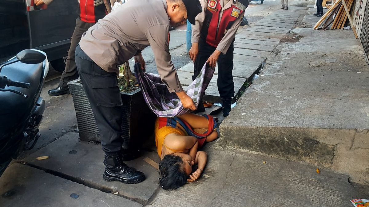 Wanita Berpakaian Minim Diduga Mabuk, Ditemukan Tergeletak di Trotoar Kawasan Tambora