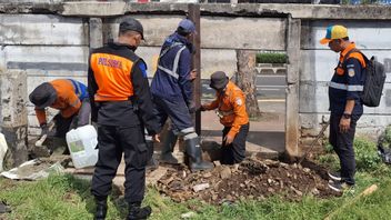 KAI Officers Close 2 Bolong Wall Points In Cipinang Jatinegara