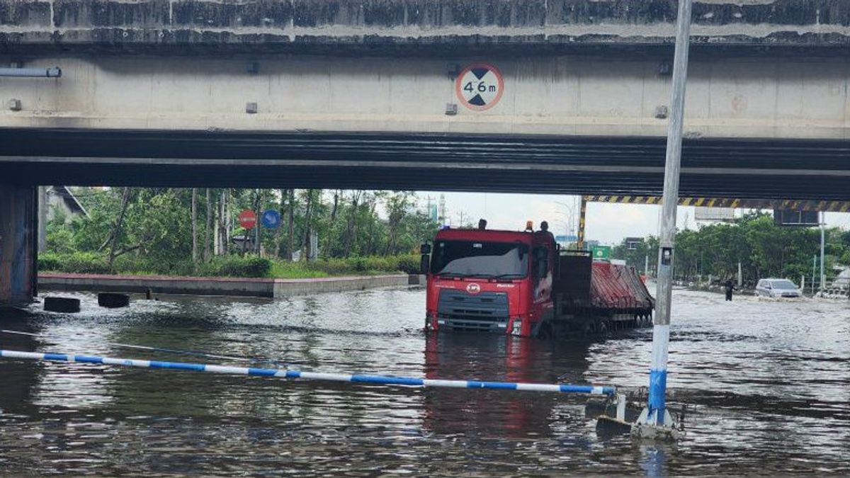 Jalan Kaligawe Semarang Banjir 1 Meter, Arus Pantura Jateng Dialihkan ke Simpang Genuk