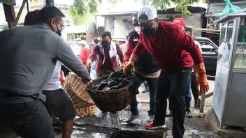 泗水市长埃里·卡亚迪领导水道清洁工作