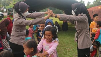 Trauma Healing, Polwan Polda Banten Invites Children Affected By The Earthquake
