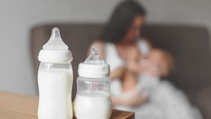 Penyebab Susu Sapi Tak Boleh Dikonsumsi Bayi, Moms Wajib Tahu!