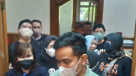 Ditanya Pengemudi Ojol, Gibran Jelaskan Sembako dari Pemkot Berbeda dengan BLT BBM