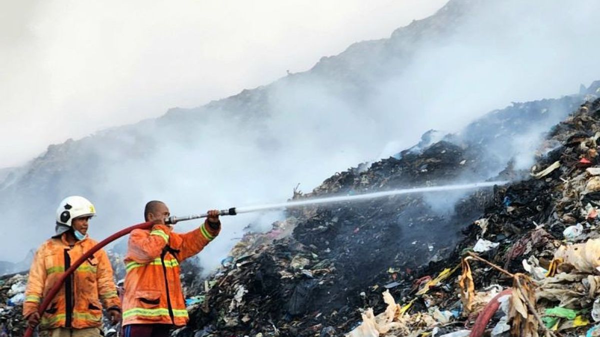 煙に閉じ込められていたジャティバラン埋め立て地スカベンジャースマランダムカルに避難