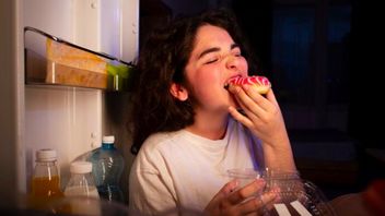 飢えのために夜中に目が覚めた場合、すぐに眠るか、お菓子を探すのが最善です。