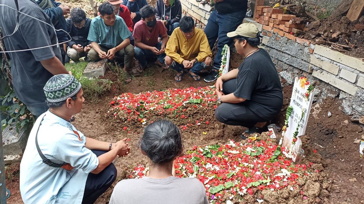 司机Ojol和他的妻子在MT Haryono被Pajero杀死的尸体并排埋葬，这是他的小朋友们的记忆