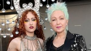 Chapell Roan Soroti Autentisitae Cyndi Lauper di Panggung Rock & Roll Hall of Fame