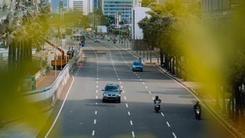 ジャカルタの有料道路はまだ長い間実施されており、Pj知事ヘルは最初に公共交通機関の改善に焦点を当てています