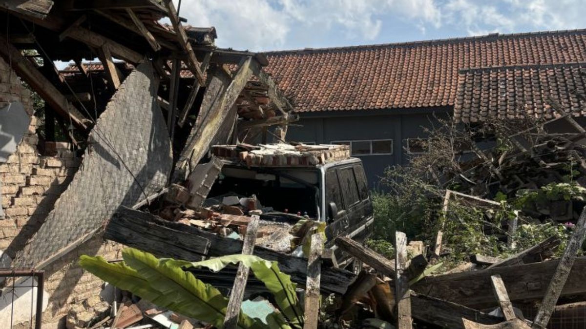 バンドン地震で700戸の家屋が被害を受けた