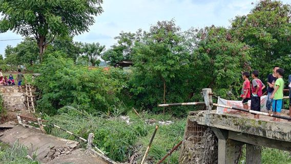 Jembatan Permanen Penghubung Kampung Rawa Bolang-Sarakan Tangerang Ambruk Dihantam Arus Sungai Cirarab