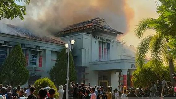 The Office Of The Regent Of Pohuwato Gorontalo Fires During A Demonstration