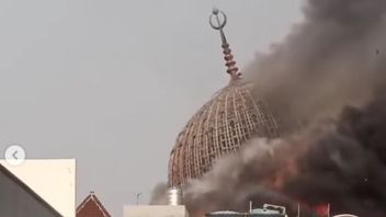 秒 伊斯兰中心清真寺的圆顶倒塌：居民呐喊，塔克比尔回声