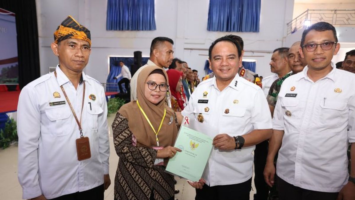  Pj Gubernur Serahkan 4.284 Sertifikat Tanah Masyarakat Kota Baubau