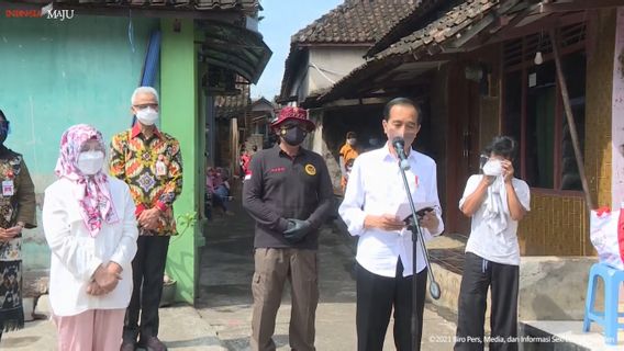 Ditemani Ganjar dan Kepala BIN, Jokowi Tinjau Vaksinasi Door to Door di Klaten