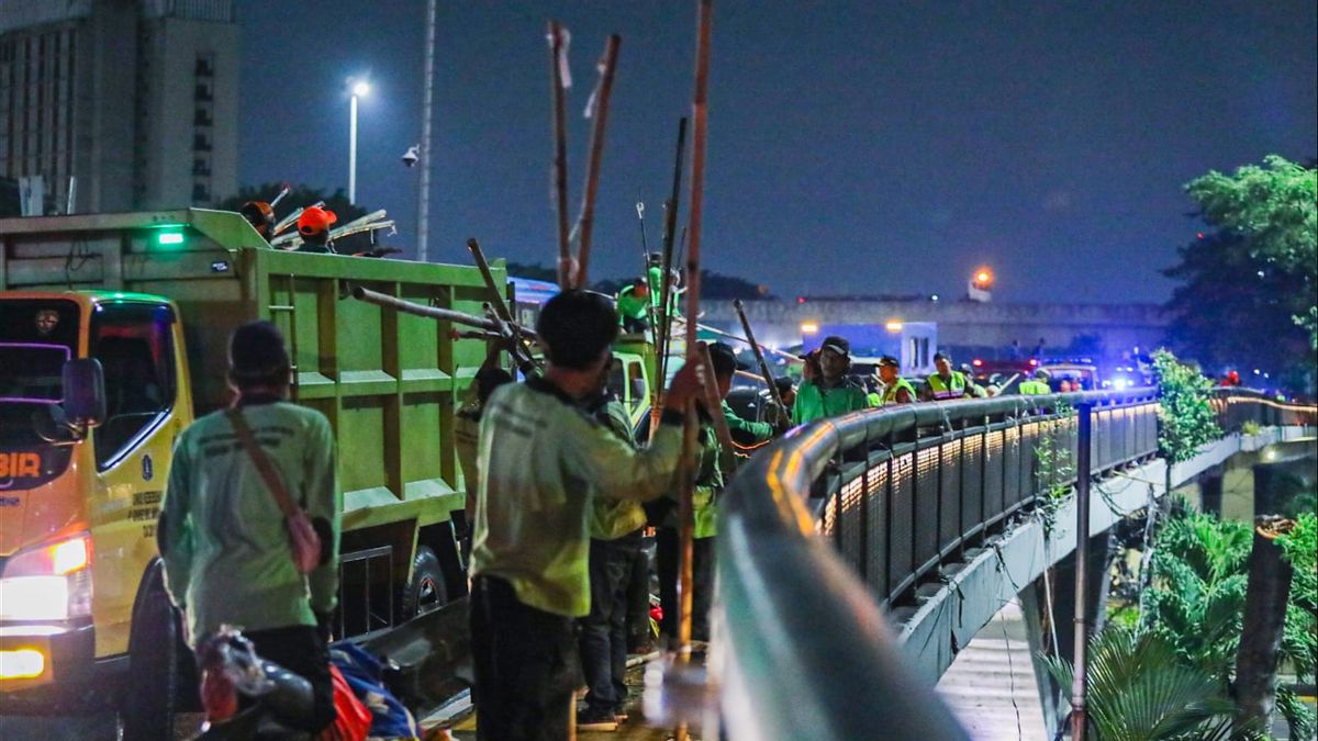 Masuk Masa Tenang, 2.300 Personel Pemprov DKI Turunkan Atribut Kampanye Peserta Pemilu di Jakarta  