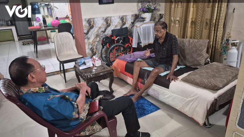 Legenda PSMS Medan Tumsila yang sakit, Ronny Tanuwijaya datang berkunjung dan berdoa