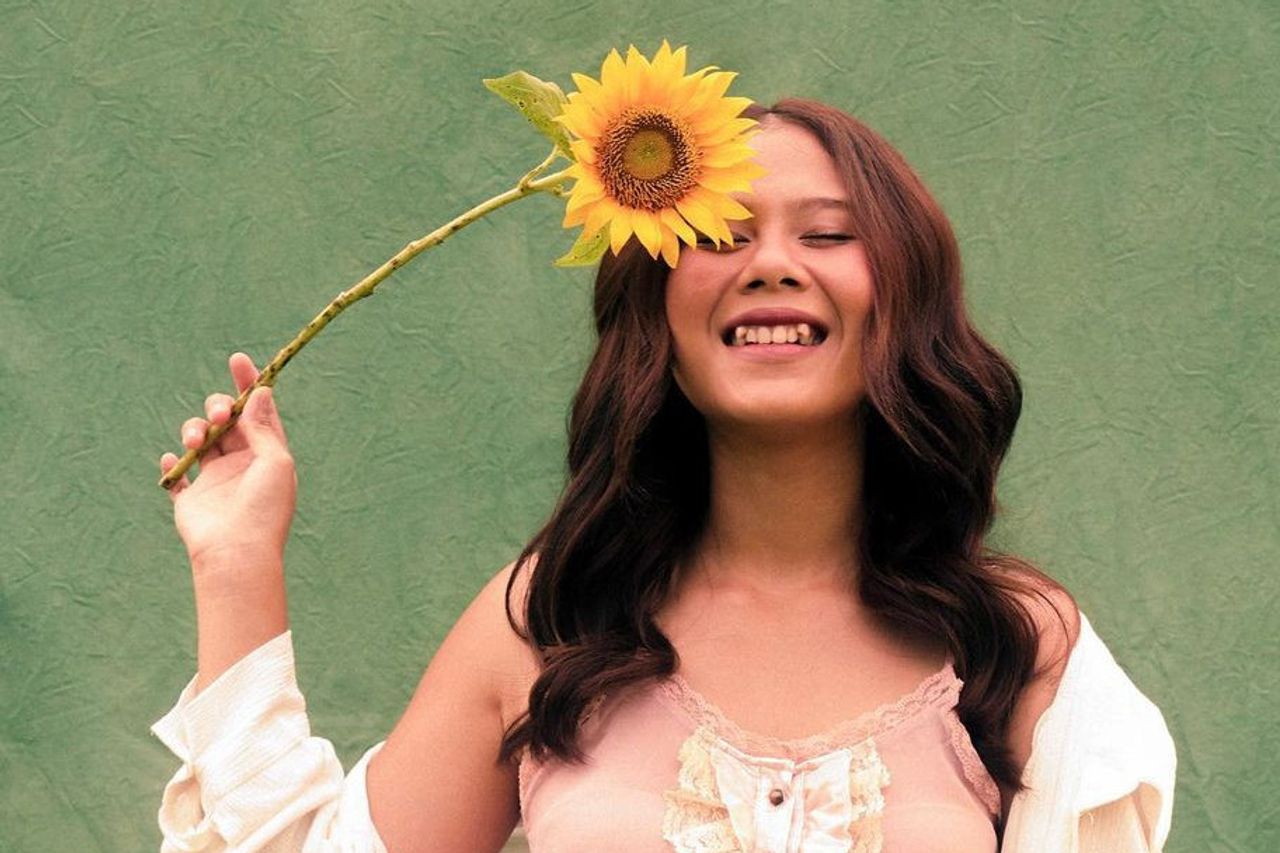 ナディン アミザ 書いた運命のような新曲をリリース それは完全な歌詞です