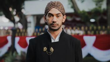 礼萨·拉哈迪安在国家宫殿像爪哇王子一样表演