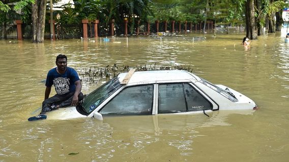 Jejak Banjir Bandang Malaysia: Sultan Abdullah dan Permaisuri Turut Tangan Bantu Rakyat