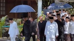 Kunjungi Makam Eril Jam 2 Siang, Ridwan Kamil Payungi Habib Luthfi bin Yahya