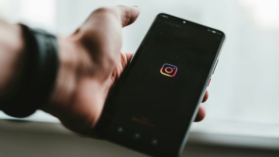 インスタグラムのリールは、ティーンエイジャーの特別アカウントに不適切なビデオを表示します