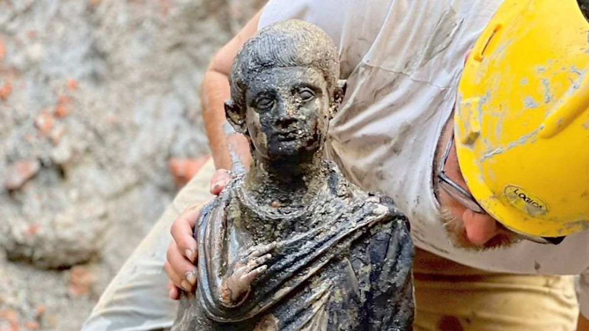 意大利考古学家发现数十尊古罗马文物青铜雕像