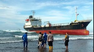 Ada Kapal Tanker Kandas di Pantai Sancang, Sudah 3 Hari Belum Bisa Dievakuasi