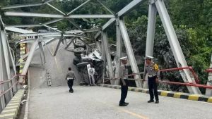 Busui Broken and Ambruk Bridge,Kaltim-Kalsel Interprovincy Road Access被切断