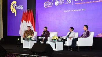 能源和矿产资源部长的手下展示了印度尼西亚追求碳中和的步骤