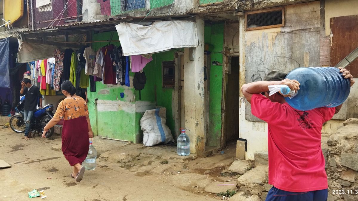 Ratusan Warga di Kampung Pemulung Bantaran Kali Gedong Masih Kesulitan Air Bersih