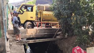 DLH DKI Jakarta Tangkap 3 Truk Pembuang Limbah Manusia di Saluran Air Jatinegara