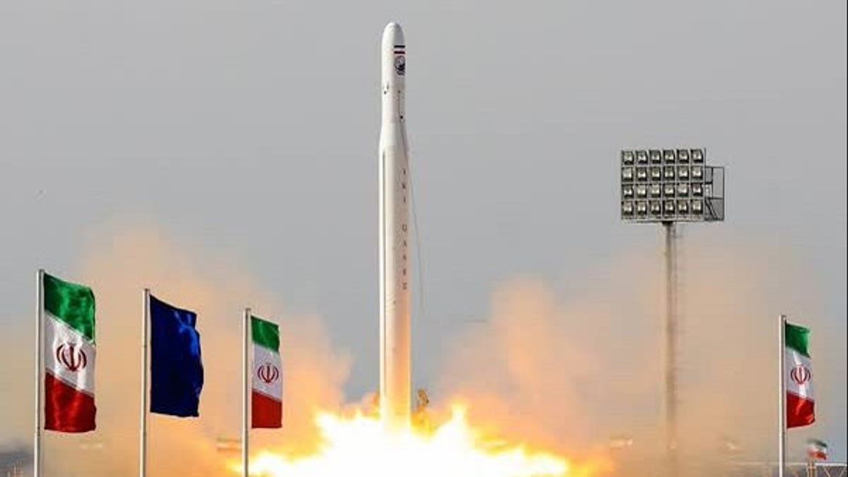 イランのエリート部隊がNoor-3軍事衛星を軌道に打ち上げることに成功