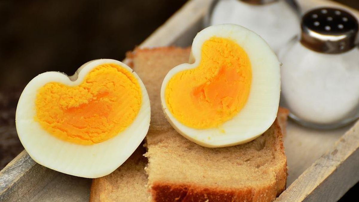 جيد لتناول الطعام في النظام الغذائي ، كم عدد السعرات الحرارية في البيض المسلوق؟ 