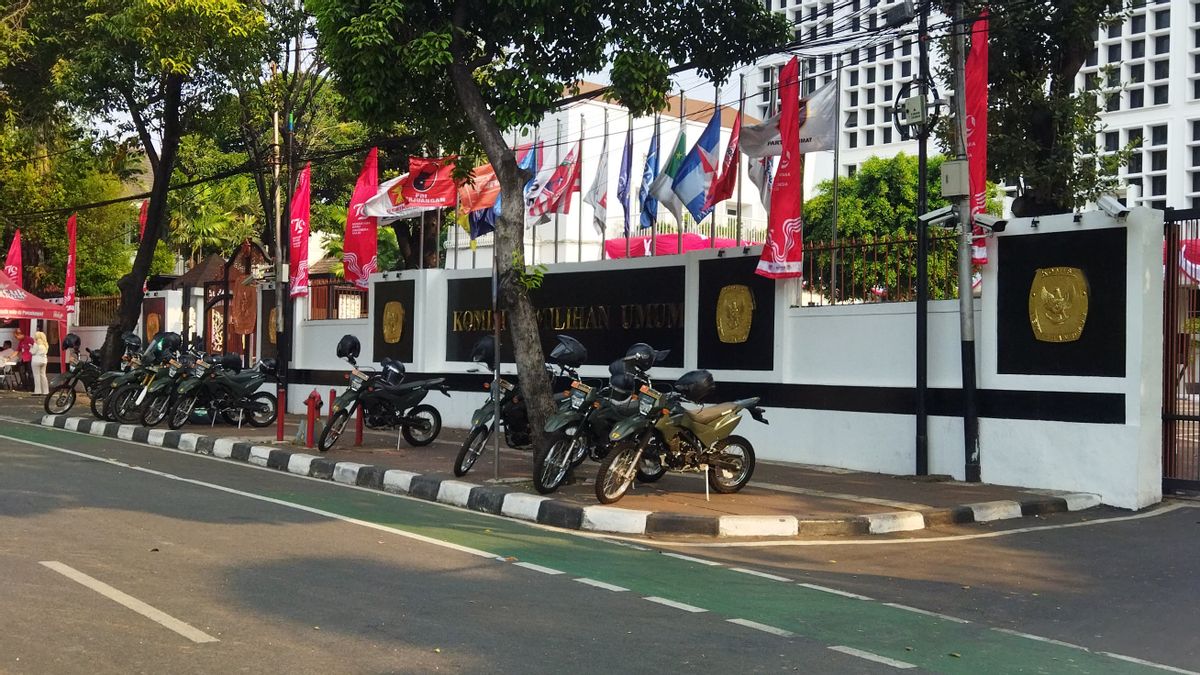 The Two Front Paths Of The Indonesian KPU Office Look Quiet, No Demonstrators Have Come