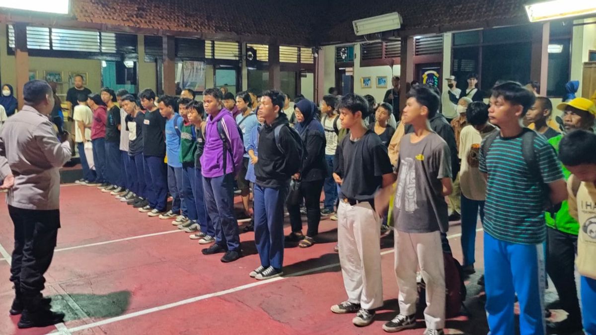 Dozens Of Students Who Were Secured At The Makassar Police Were Finally Returned To Their Parents