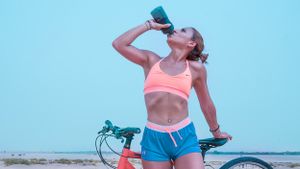 4 Manfaat Minum Air Putih Saat Diet