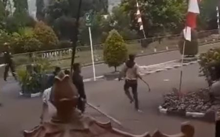 Bentrok Ormas dengan Mahasiswa di Pondok Gede, Saling Serang dengan Celurit dan Bambu