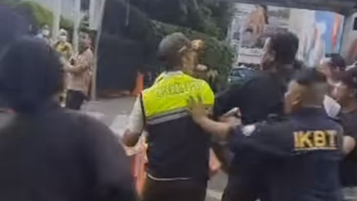 La police a arrêté cinq combattants de Satpol PP devant la Plaza Indonesia