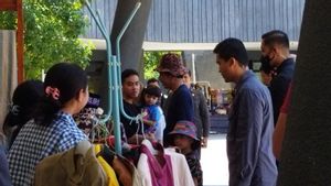 Liburan di Gua Batu Cermin Labuan Bajo NTT, Jokowi dan Keluarga Borong Produk UMKM Lokal  