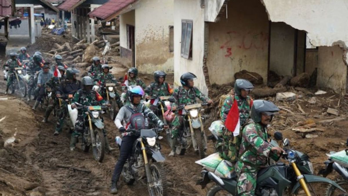    100 Babinsa Bawa Logistik Pakai Motor ke Lokasi Bencana Bener Meriah