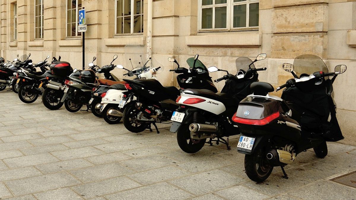 駐車料金が1時間あたり44,000ルピアまで上昇し、この都市の何百人ものオートバイが抗議行動を開催
