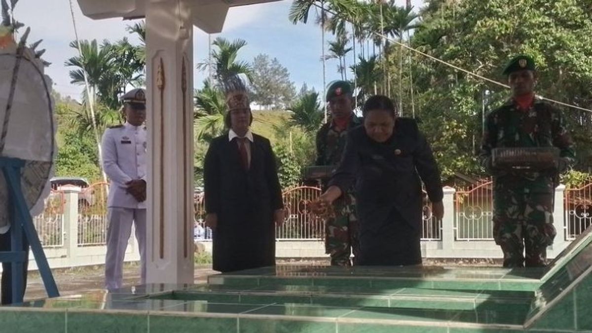 纪念巴布亚自1963年5月1日起加入印度尼西亚共和国,查亚普拉摄政政府在英雄坟墓播花