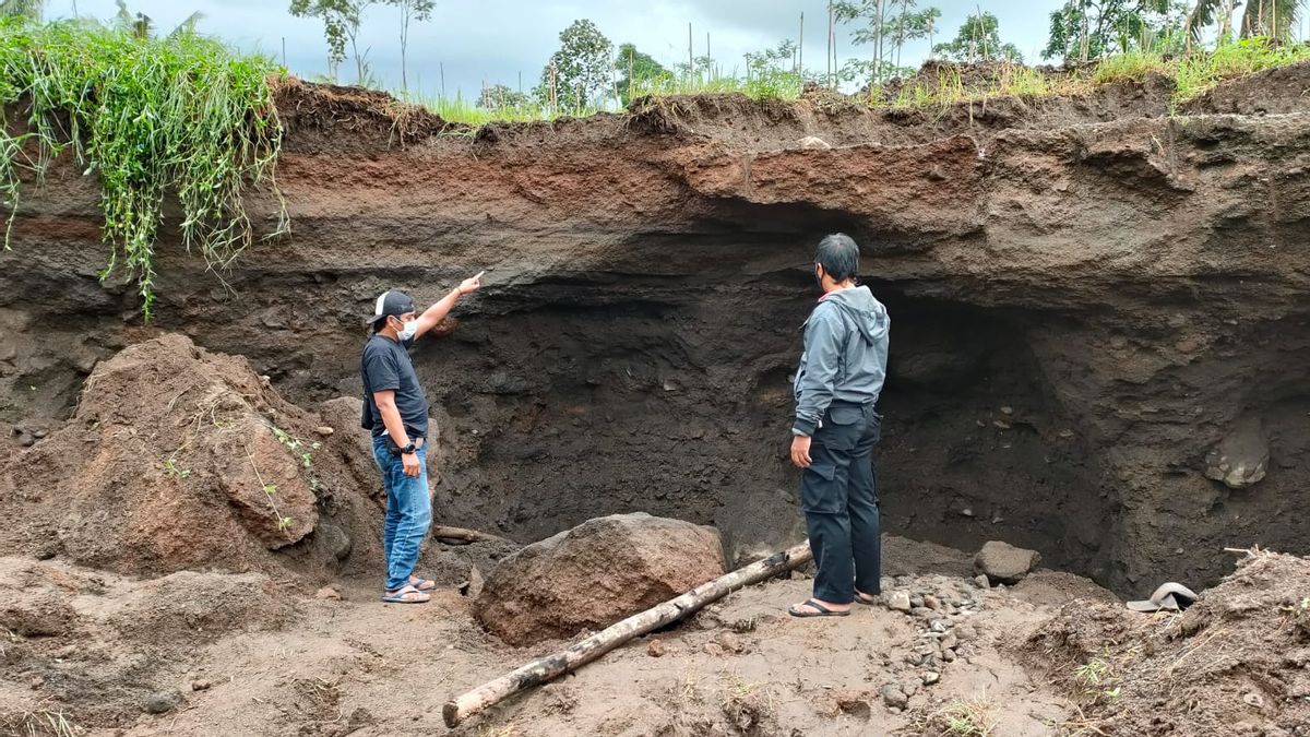 バニュワンギの砂鉱山労働者が雪崩で死亡