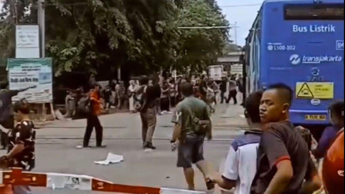 Panik! Bus Transjakarta Mogok di Perlintasan KRL Green Garden, Penumpang Pecahkan Kaca dan Berhamburan Keluar
