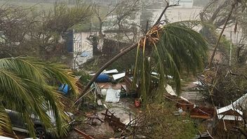 バーリル嵐がジャマイカを襲い、空港の屋根が損傷