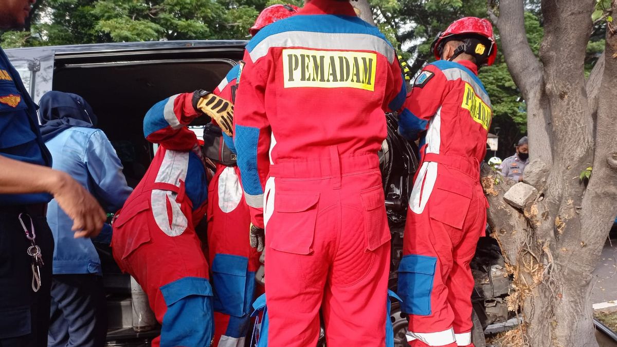 Luxio Driver Trapped In Car Dashboard In Kemayoran Successfully Rescued