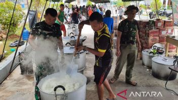 印尼军队在纳土纳色拉山岛为1，100名山体滑坡灾难志愿者提供公共厨房